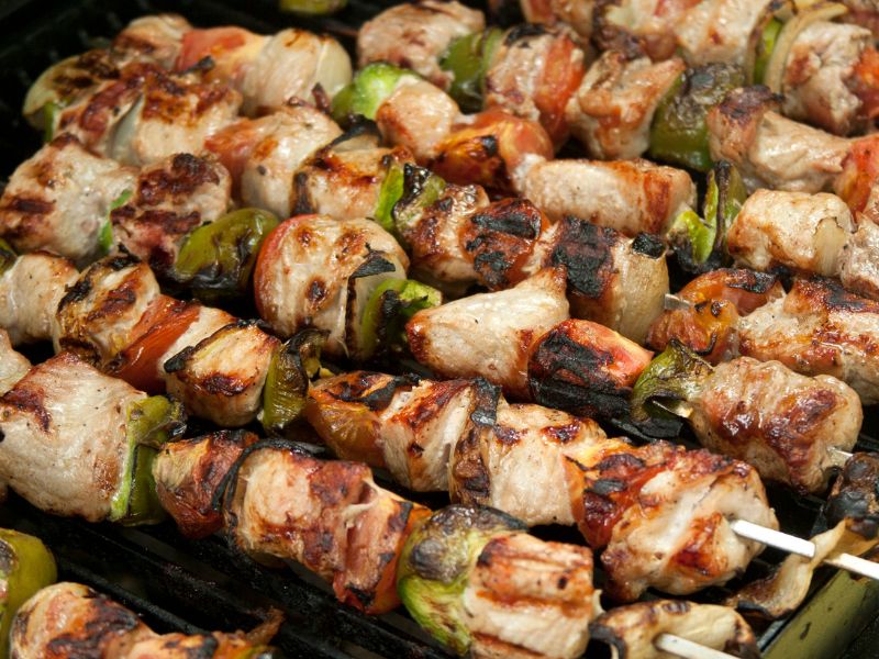 Piatto di Souvlaki tradizionali, spiedini tipici greci da grigliare con pezzi di peperone