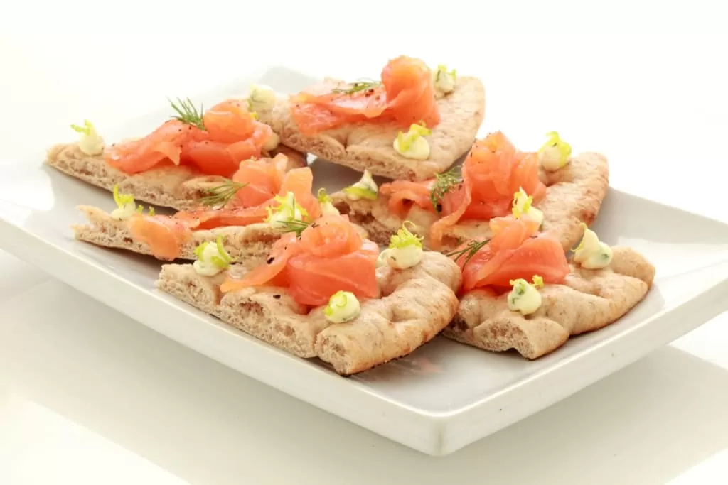 pita greca tipica surgelata con salse e salmone